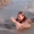 Mislila da je u vodi uhvatila debelu granu: Kada ju je podigla usledio je vrisak i prava borba za život (video)