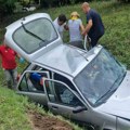 Teška nesreća u Svilajncu: Tri osobe povređene, jedan auto smrskan, drugi završio u kanalu: Na licu mesta hitna i vatrogasci…