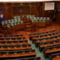 Haos u Skupštini: Poslanica gađala Kurtija jajima, sednica prekinuta