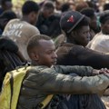 "Umorni smo, potrebno nam je rešenje": Nastavlja se agonija u Seuti, stotine migranata traže azil