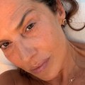 (Foto) Malo koja žena bi se usudila: Nataša Ninković u šestoj deceniji pozira u kupaćem, bez trunke šminke