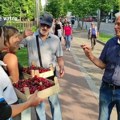 „Svaka čast deco“: Momak i devojka dele trešnje učesnicima protesta „Srbija protiv nasilja“