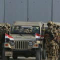 Egipat šalje tenkove na granicu sa gazom Otvara se granični prelaz kako bi se ranjeni Palestinci lečili u bolnicama u Kairu