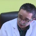 Doktor aca leči ljude priključen na kiseonik Pacijenti se prekrste, zaplaču, tapšu ga po ramenu