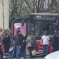 Snimak sa lica mesta kod Autokomande Ovo je autobus kojem je otpao točak i teško povredio ženu (video)