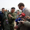 Za nas je važno da možemo sami da čuvamo svoje nebo Vučić dobio pilotsku jaknu na poklon: Nastavljamo da snažimo našu…