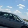 Šokantan snimak sa puta u Srbiji: Izašao iz kružnog u suprotni smer, pa nastavio da vozi, sve je snimljeno