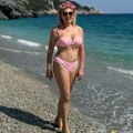 (Foto): Suzana Mančić se skinula i ima šta i da se vidi: Voditeljka gazi sedmu deceniju, a sada u kupaćem pokazala obline