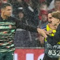 Užas direktno ispred Ronalda na Alijanc areni, dečak hteo da se slika sa njim, pa krvnički ostao na zemlji