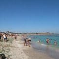 Ujak očajnički plivao za devojčicom koju je more nosilo na dušeku – spasilac je stigao u poslednjoj sekundi na samoj granici…
