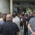 Blokada suda u Novom Pazaru: Građani traže da se dva mladića puste iz pritvora