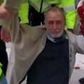 Dok u Londonu hapse i mirne građane, srpska policija trpi udarce metalnim šipkama (video)