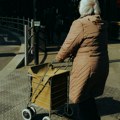 (Foto) radnik obezbeđenja iz jedne šabačke prodavnice pokrenuo suze na oči svima Pogledajte šta je uradio za jednu baku, a…