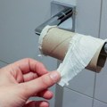 Нови систем у јавним тоалетима изазвао хаос: Нема папира док не погледаш рекламу