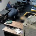 Узнемиријући видео! Појавио се снимак бруталног пребијања у кафићу у Беранама: Погледајте шта ради мушкарац за суседним…