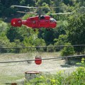 Bukti požar na Stolovima, helikopter i desetine vatrogasaca na terenu: Jak vetar i temperatura pogoršavaju stanje