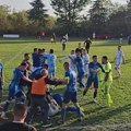 Pesničenje kakvo se retko viđa u srpskom fudbalu, igrači se potukli, uleteli i navijači, meč prekinut