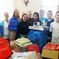 Osnovci uručili poklone za decu pacijente Opšte bolnice Kikinda