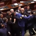 Tuča u italijanskom parlamentu, poslanik pokreta "Pet zvezdica" iznet u kolicima