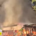 Izgorela tri automobila, vatra iz kafića proširila se na stanove Detalji požara na Novom Beogradu