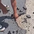 „Nemoj dalje, gre’ota je“: Rukama lomi novi asfalt u Beranama