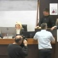 Prekinuta sednica Skupštine grada Kraljeva: Odbornici opozicije stoje za govornicom i odbijaju da glasaju, jedan od njih…