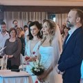 Oženio se Skaj Vikler: Treći put izgovorio sudbonosno “da” lepoj izabranici, na venčanici ozbiljan izrez