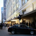 Mračna strana pobede: Auto gazio ljude u Parizu, oni ga zapalili