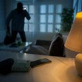 Misteriozna crnka tipuje stanove: Beograđani upozoravaju "Samo smo čuli da se neko uhvatio za kvaku i cima!"