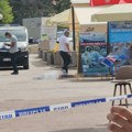 (Foto, video) prve slike sa mesta ubistva u budvi: Tela oca i sina prekrivena na plaži: Upucao ih, pa sa pištoljem seo u kafić…