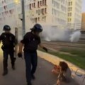 Демократска чизма у задњицу! Француска полиција развукла жену по улици ко флеку, нема милости према блокадерима! (видео)