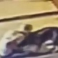 (Video) Baka (70) ugrizla pitbula za vrat: Spasavala svog malog psa od napada, niko od prolaznika joj nije pomogao