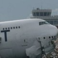 Teretni avion izletio s piste u Hong Kongu u more, dvoje poginulih