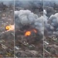 Pogledajte snimak stravičnog bombardovanja sela u Ukrajini: Rusija žestoko napada, Pokrovsk je na prekretnici! (video)