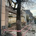 Srušio se deo stare kuće na Obilićevom vencu u Nišu i pao na trotoar