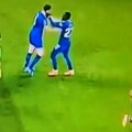Zalepio šamarčinu saigraču usred meča, reakcija trenera ostavila sve u neverici! Čuveni stručnjak posle skandala "mrtav…