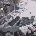 Аутомобил улетео кроз излог у продавницу! Језив снимак из Лазаревца