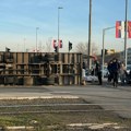 Prevrnuo se kamion posred puta Gužva na Novom Beogradu, policija na licu mesta