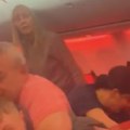 (Video) Psovao, urlao i tukao sve redom u avionu! Isplivali šok detalji drame na nebu: Pijani mladić napravio haos, krv…