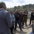 Napet razgovor kod deponije: Meštani traže rešenje, najavljuju blokadu puta ako se problem ne reši