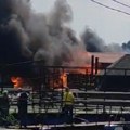 Veliki požar na splavovima na Adi Ciganliji, gašenje vatre otežava vetar - nadležne ekipe na terenu