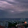 Crno nebo iznad Beograda, munje sevaju svake sekunde: Glumica objavila snimak nevremena sa krova zgrade: "Zvuk tišine" (video)