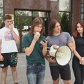 Učenici Druge kragujevačke gimnazije na današnjem protestu: Okupili smo se da pokažemo istinu (VIDEO)