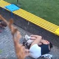 (Uznemirujući video) Majka skočila da svojim telom zaštiti dete od eksplozije! Zastrašujući snimak ruskog napada na grad Sumi…