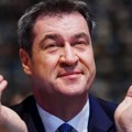 Bavarski premijer Zeder gađan paradajzom, napadač iskočio iz žbunja