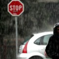 Upaljen crevni meteoalarm: RHMZ upozorava na oluje koje mogu doneti grad i snažne udare vetra