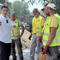 PAVLOVIĆ: ZETSKA VIŠE NEĆE BITI „ULICA SA RUPAMA“ – NOVI ASFALT, VODOVOD I REŠENJE ZA VIŠEDECENIJSKO PLAVLJENJE