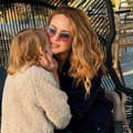 Koliko su im porasla deca! Prelepa žena Nikole Rokvića sa mališanima napustila Beograd: "Jasno je ko jedini želi da se slika…