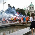 Srpske zastave, baloni, baklje i trubači: Ovako su osmaci danas širom grada obeležili kraj škole (foto)