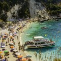 Srbi u Grčkoj ostali bez peškira, ležaljki i suncobrana: Redari napravili čistku na plaži u Nea Kalikratiji, sve odneli…